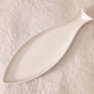 STOKES ELEGANT WHITE CERAMIC FISH-SHAPED DISH